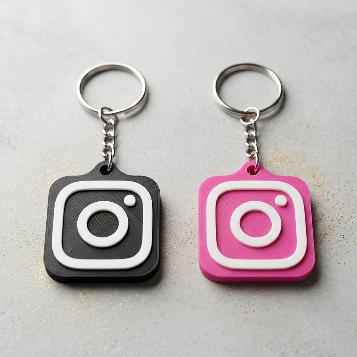 Llaveros NFC con forma de icono de Instagram impresos en 3D, en negro y rosa, con anilla metálica