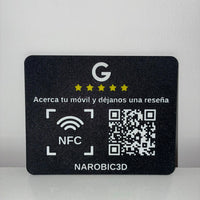 Placa de reseñas Google con NFC y QR apoyada en una pared blanca