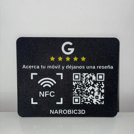 Placa de reseñas Google con NFC y QR apoyada en una pared blanca