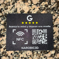 Placa de reseñas Google con NFC sobre un mostrador de mármol