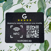 Placa de reseñas Google con NFC y QR sobre fondo decorado