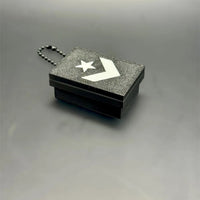 Llavero clicker caja de zapatillas negro con estrella