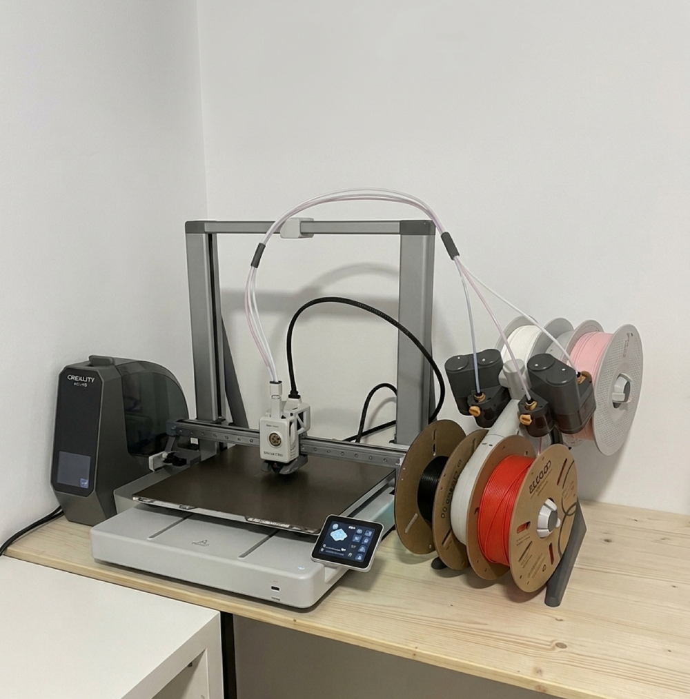 Impresora 3D de Narobic3D en el taller, con varias bobinas de filamento de colores