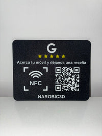 Placa de reseñas Google con NFC y QR apoyada en una pared blanca