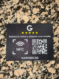 Placa de reseñas Google con NFC sobre un mostrador de mármol