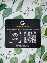 Placa de reseñas Google con NFC y QR sobre fondo decorado