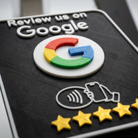 Detalle del relieve del cartel NFC «Review us on Google», con el logo de Google, el icono de acercar el móvil y las estrellas amarillas