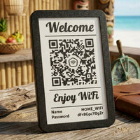 El cartel de WiFi con QR y NFC sobre la barra de un chiringuito de playa