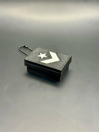 Llavero clicker caja de zapatillas negro con estrella